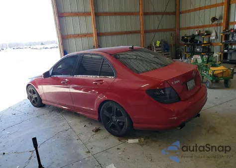 2010 Mercedes-Benz C 300 z USA, uszkodzony, nr VIN WDDGF5EB7AA399222